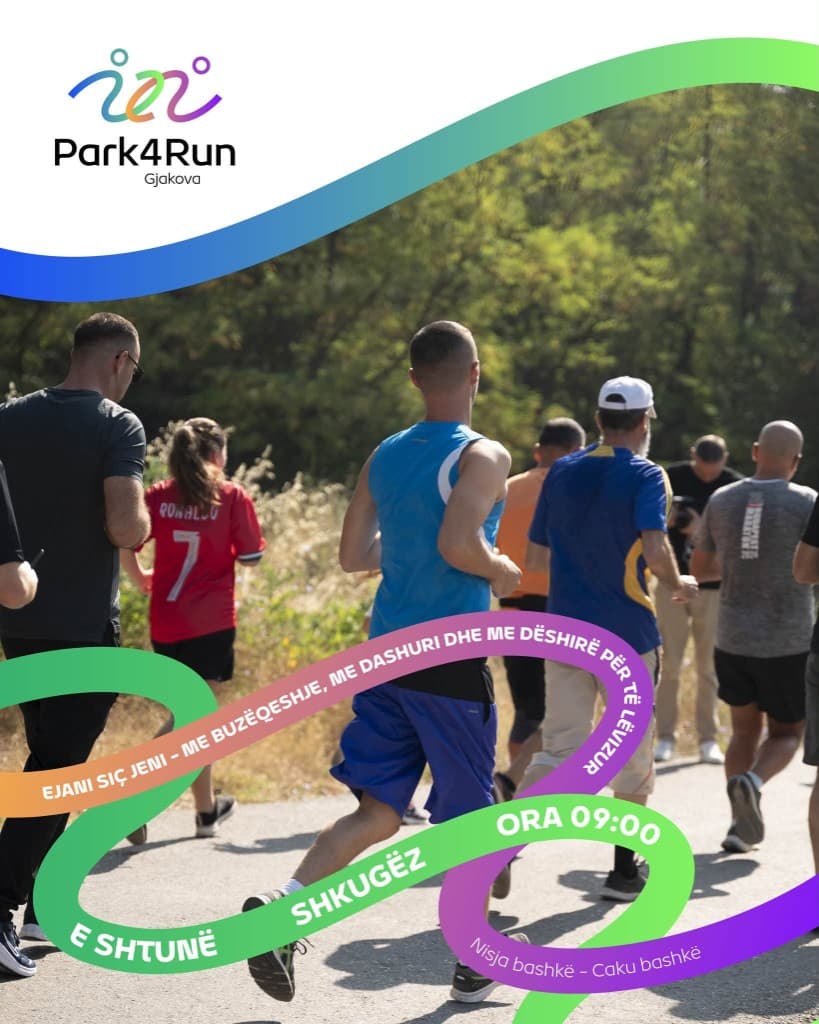 Grup vrapuesish në rrugën mes drurëve, me logo të Park4Run Gjakova.